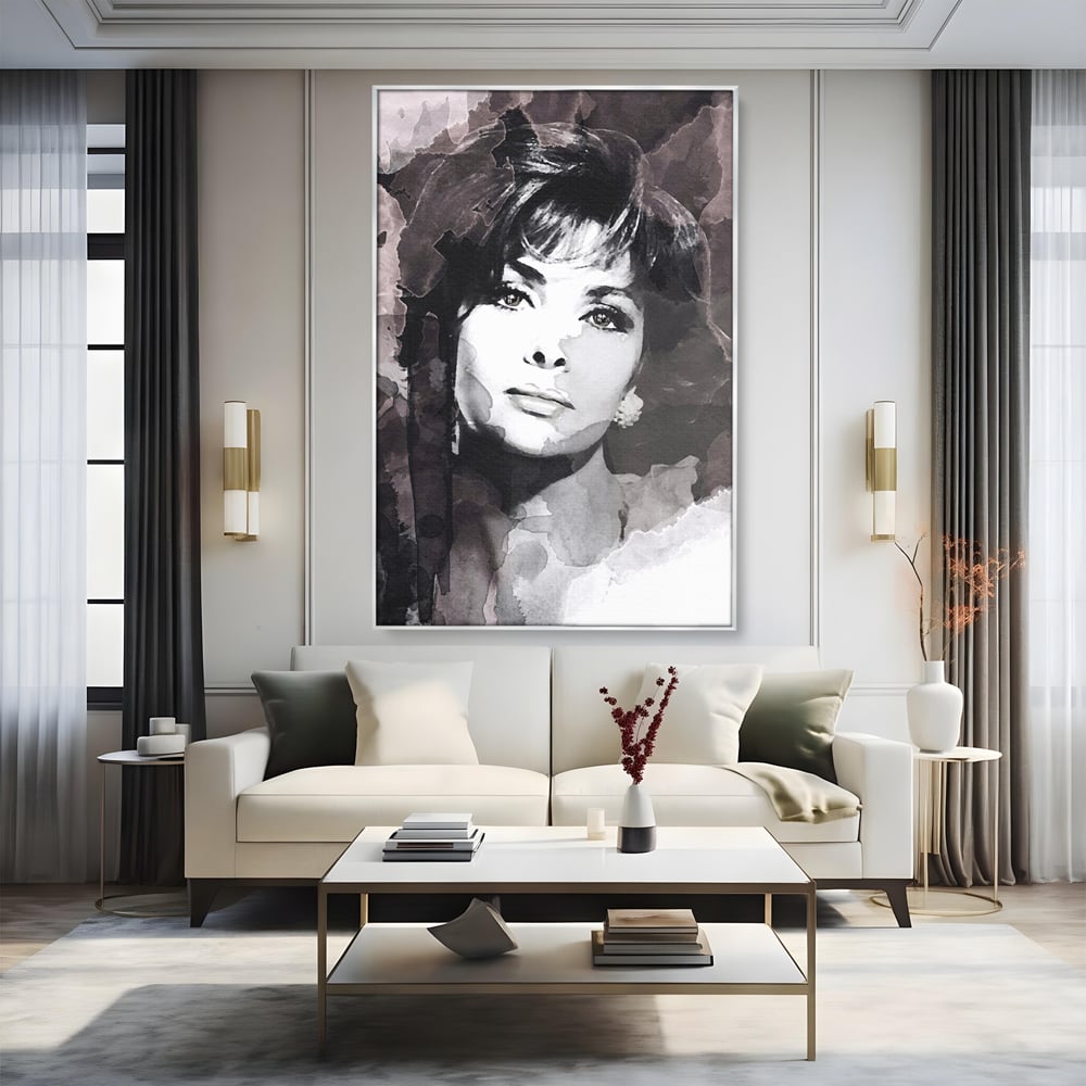 Tablou canvas cu tablou canvas cu portretul actritei sophia loren, in rama de aluminiu argintiu, pe perete intr-un living
